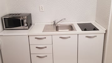 Apartment (Apartments Minerva - Superior One Bed) | Private kitchenette | Fridge, microwave, stovetop, electric kettle