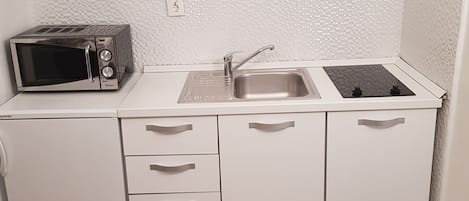 Departamento (Apartments Minerva - Superior One Bed) | Cocineta privada | Refrigerador, microondas, parrilla de estufa y tetera eléctrica