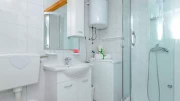 Appartement (Apartments Minerva - One Bedroom Apar) | Badkamer | Een douche, een haardroger, handdoeken