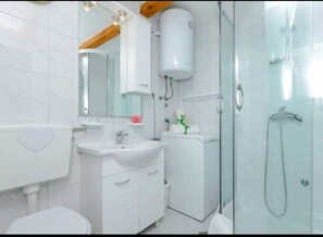 Apartamento (Apartments Minerva - One Bedroom Apar) | Banheiro | Chuveiro, secador de cabelo, toalhas de banho 