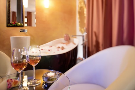 Comfort Double Room, 1 King Bed, Mountain View | Premium bedding, minibar, in-room safe, desk