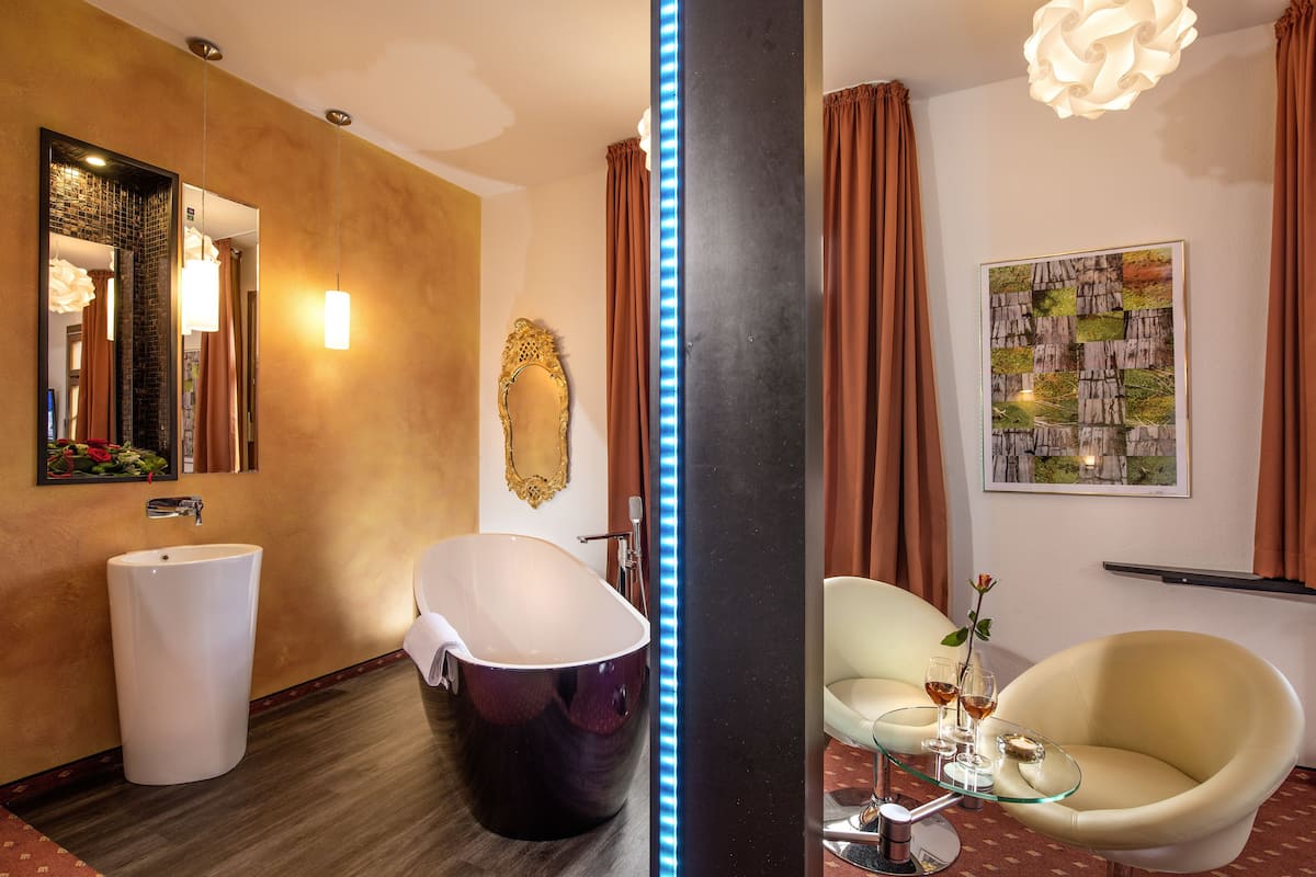 comfort double room, 1 king bed, mountain view | bathroom | free toiletries, hair dryer, towels