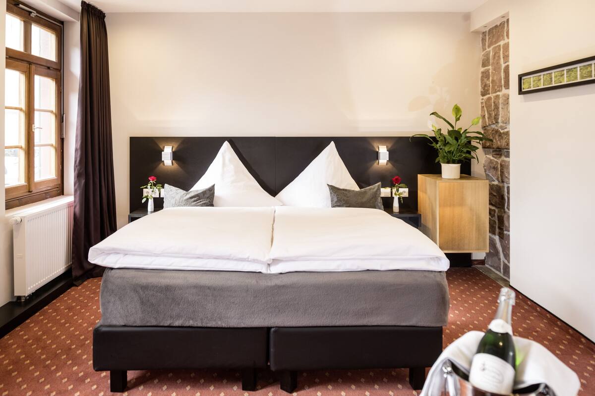 comfort double room, 1 king bed, mountain view | premium bedding, minibar, in-room safe, desk