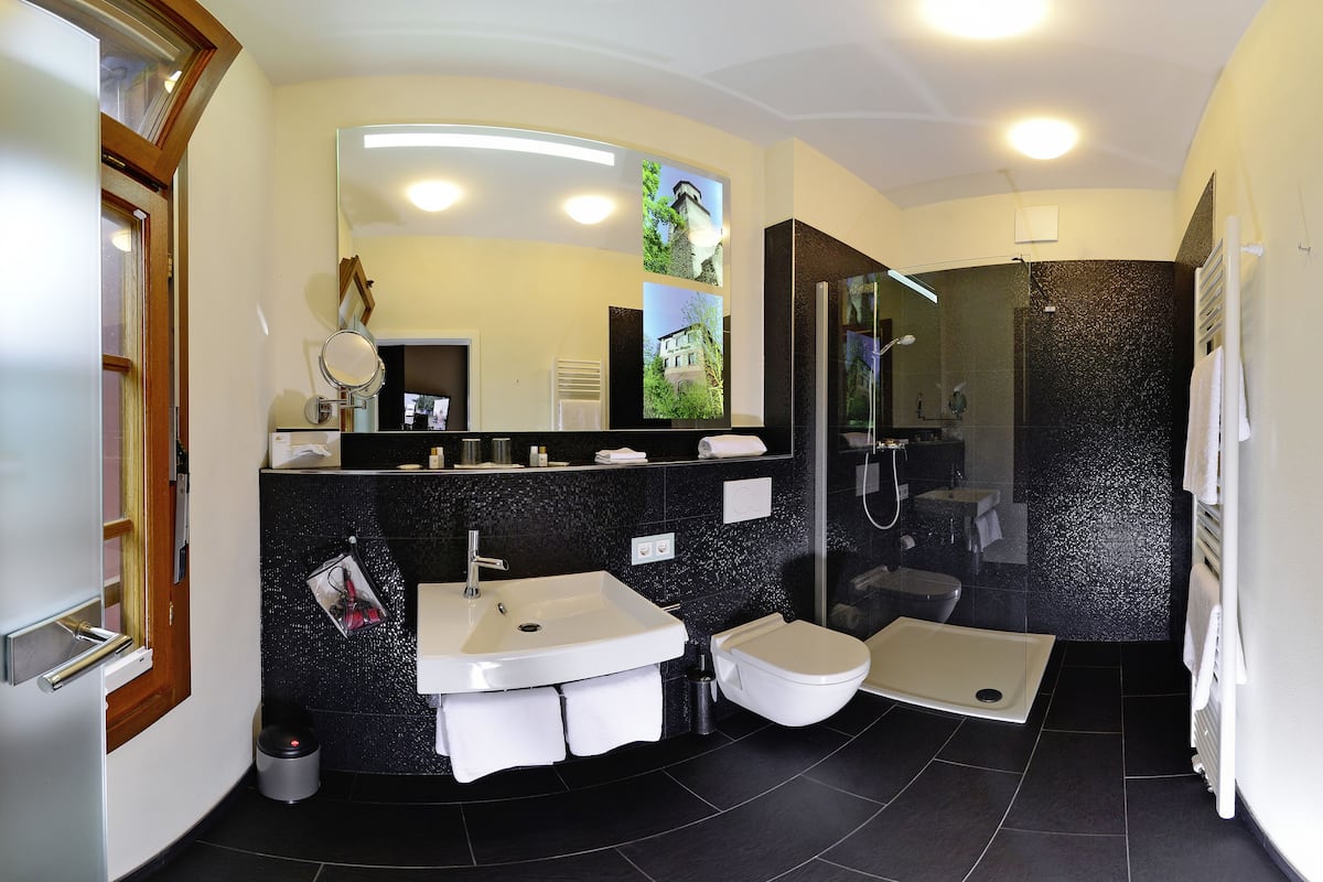 comfort double room, 1 king bed, mountain view | bathroom | free toiletries, hair dryer, towels