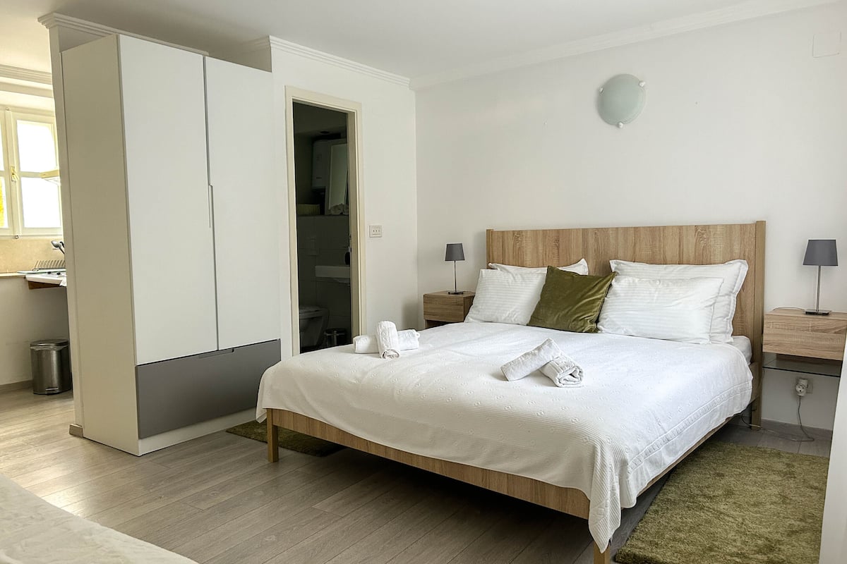 Studio | Literie de qualité, lit avec matelas en mousse à mémoire, coffre-fort