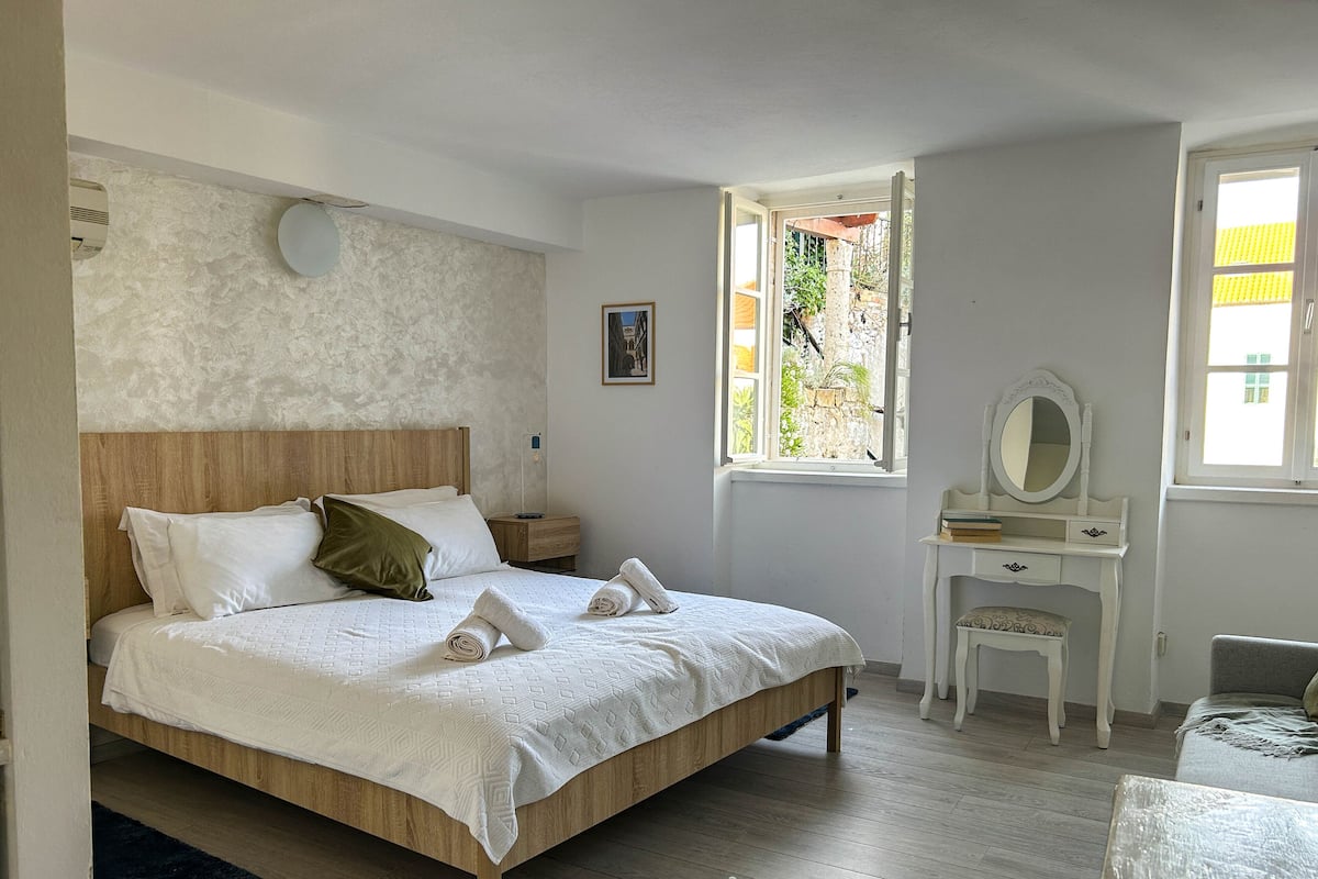 Studio de base | Literie de qualité, lit avec matelas en mousse à mémoire, coffre-fort