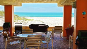 On the beach, sun-loungers, beach umbrellas, beach towels - Anna Maria Island Dream Inn (Bradenton Beach)