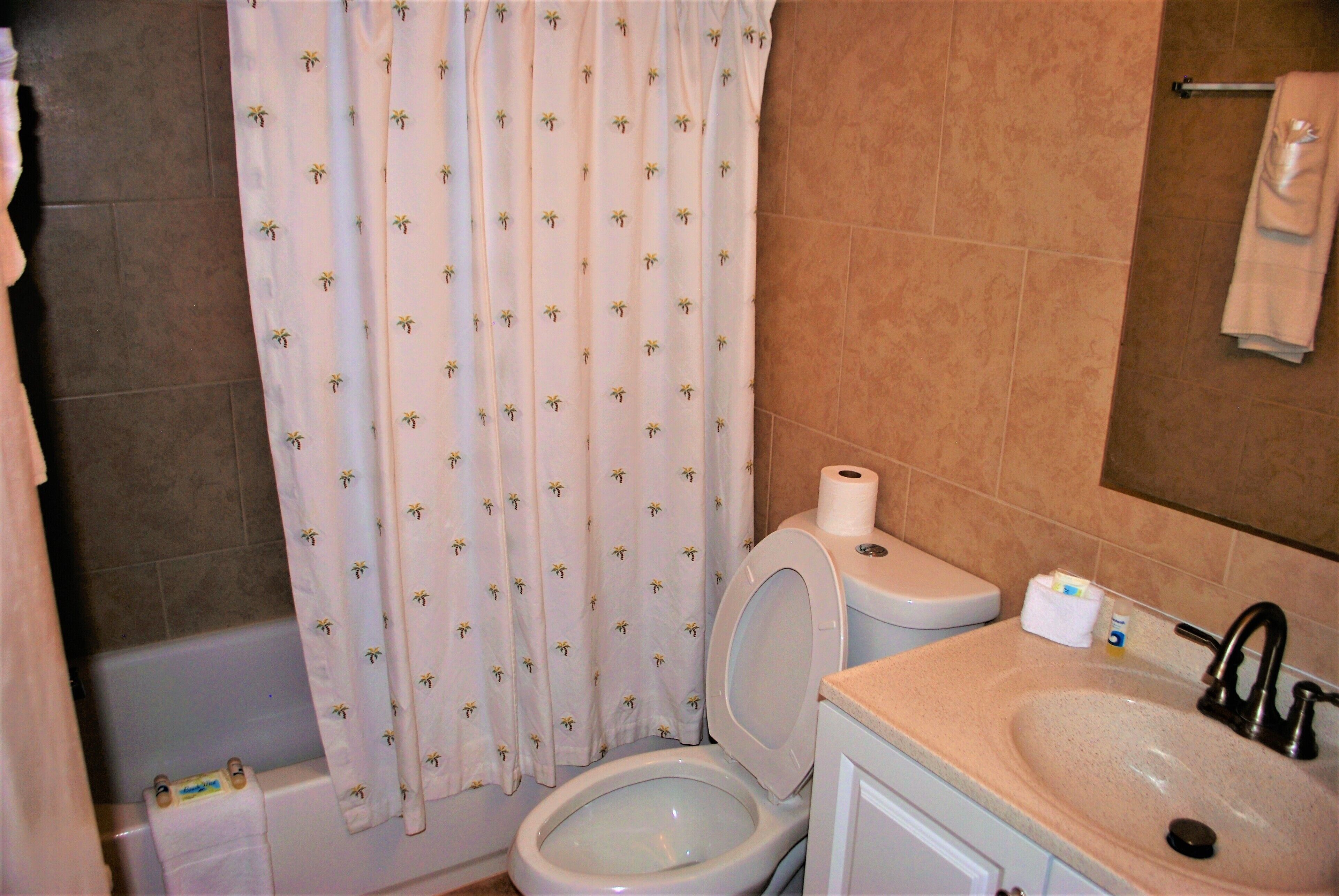 gulf front - studio9 | bathroom | combined shower/bathtub, free toiletries, hair dryer, towels