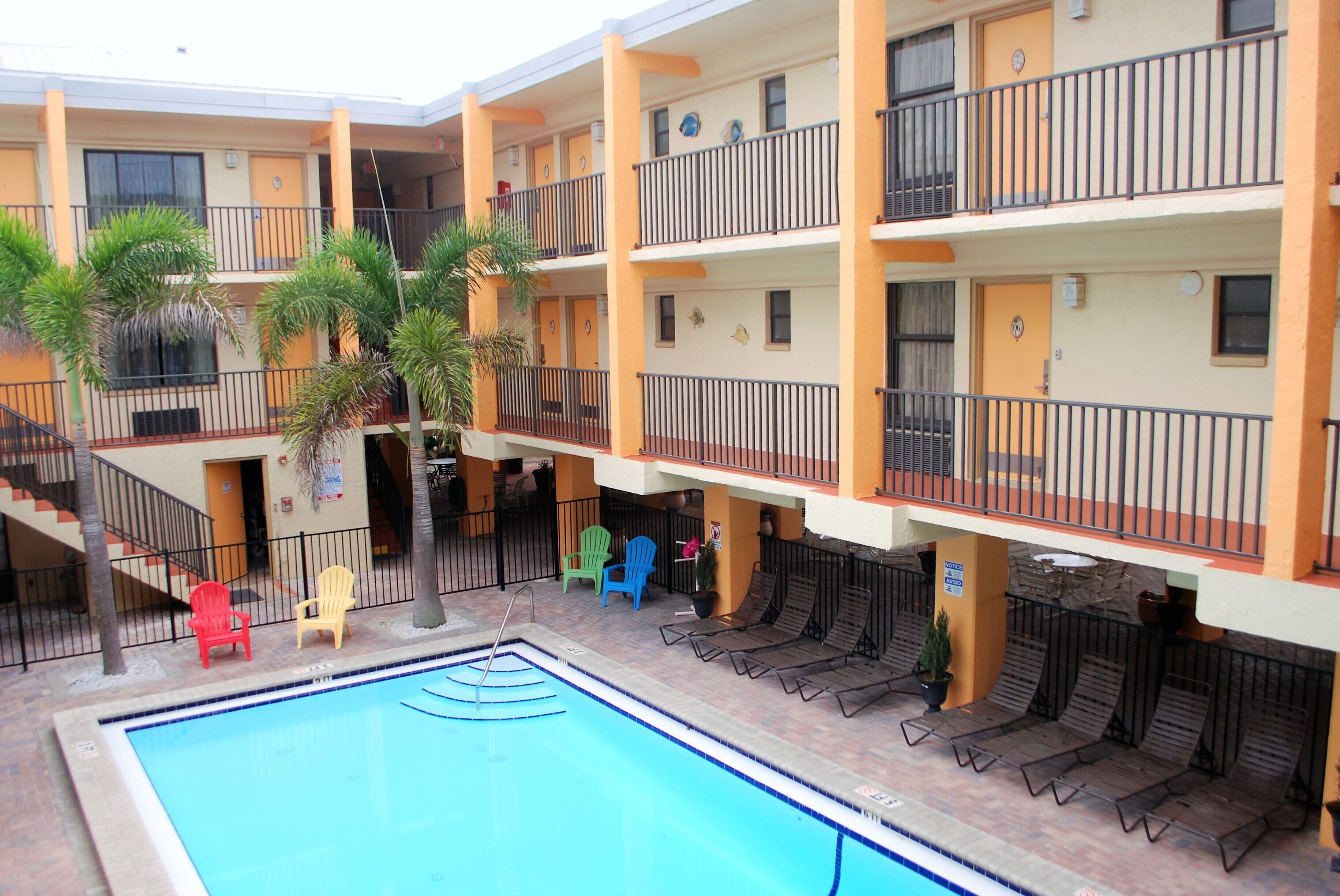 2 outdoor pools, pool loungers