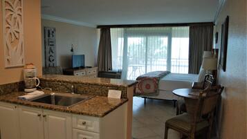 Studiosuite – deluxe, strandutsikt | Eget kjøkken | Kjøleskap, mikrobølgeovn, kokeplater og kaffetrakter/tekoker