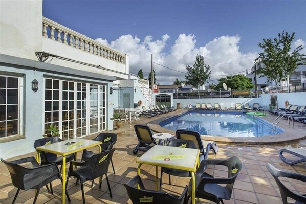 حمّام سباحة خارجي، مقاعد للتشمس