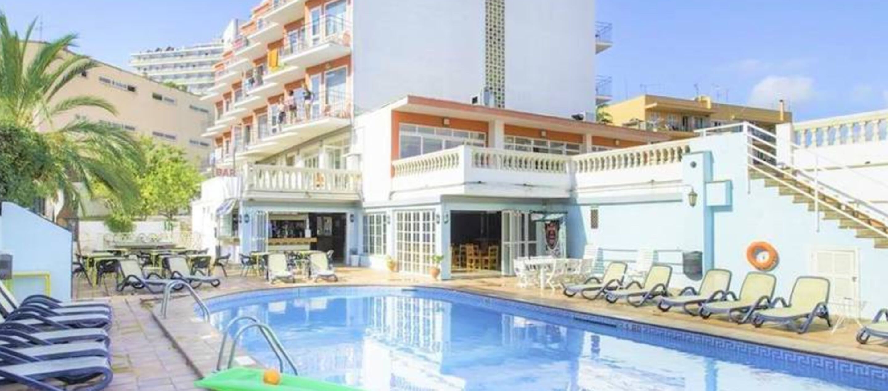 Poolside bar