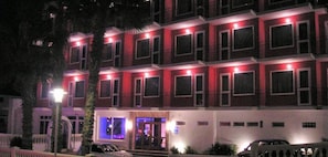 Fassade der Unterkunft – Abend/Nacht