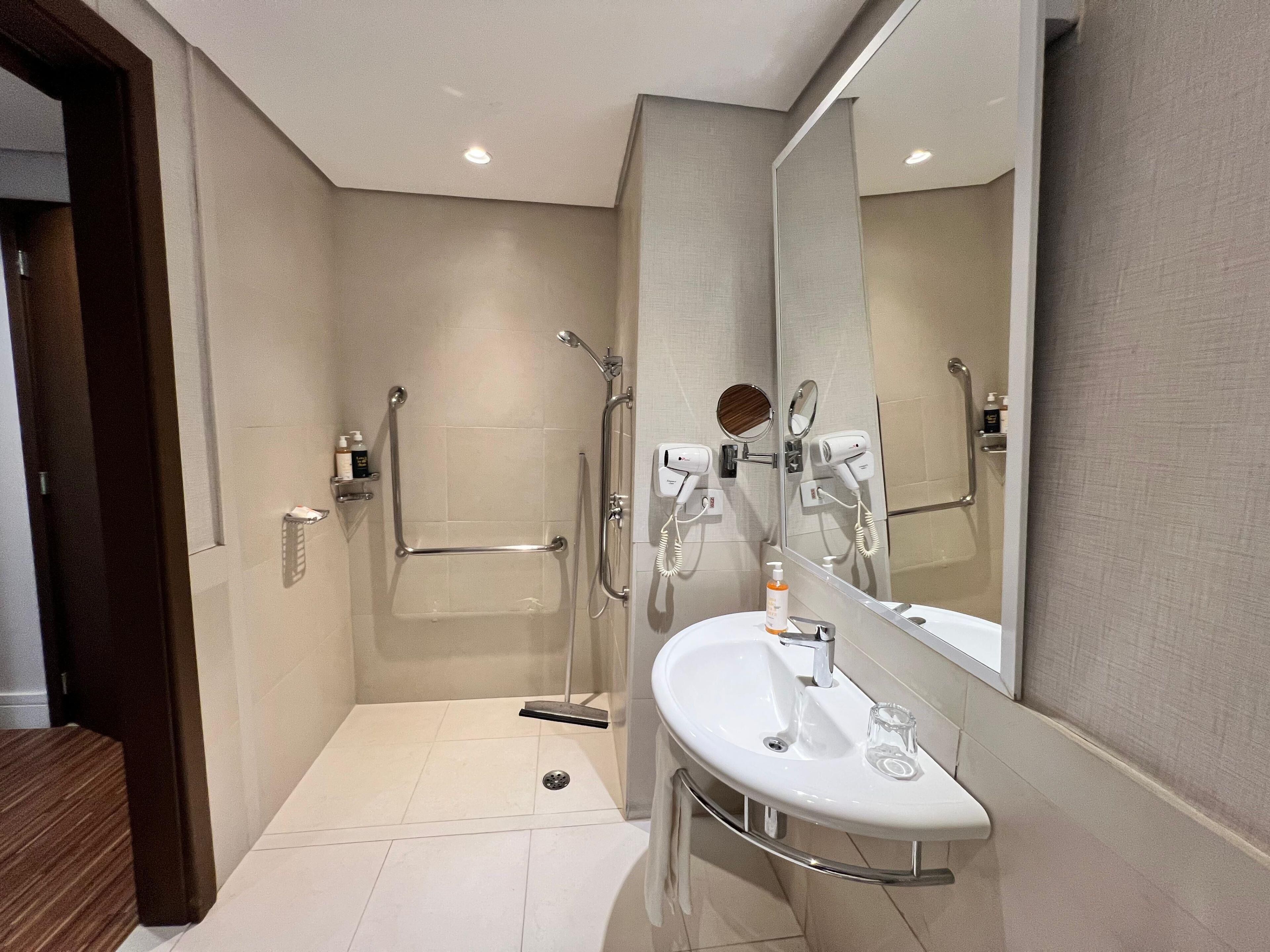 room, 2 single beds, mobility accessible | accessible bathroom