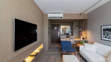 Suíte, 1 cama King | Frigobar, cofres nos quartos, escrivaninha, cortinas blackout