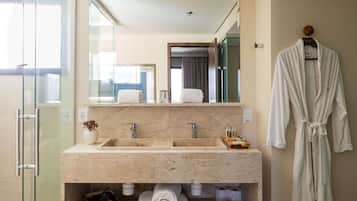Suite, 1 kingsize bed | Badkamer | Een douche, milieuvriendelijke toiletartikelen, een haardroger