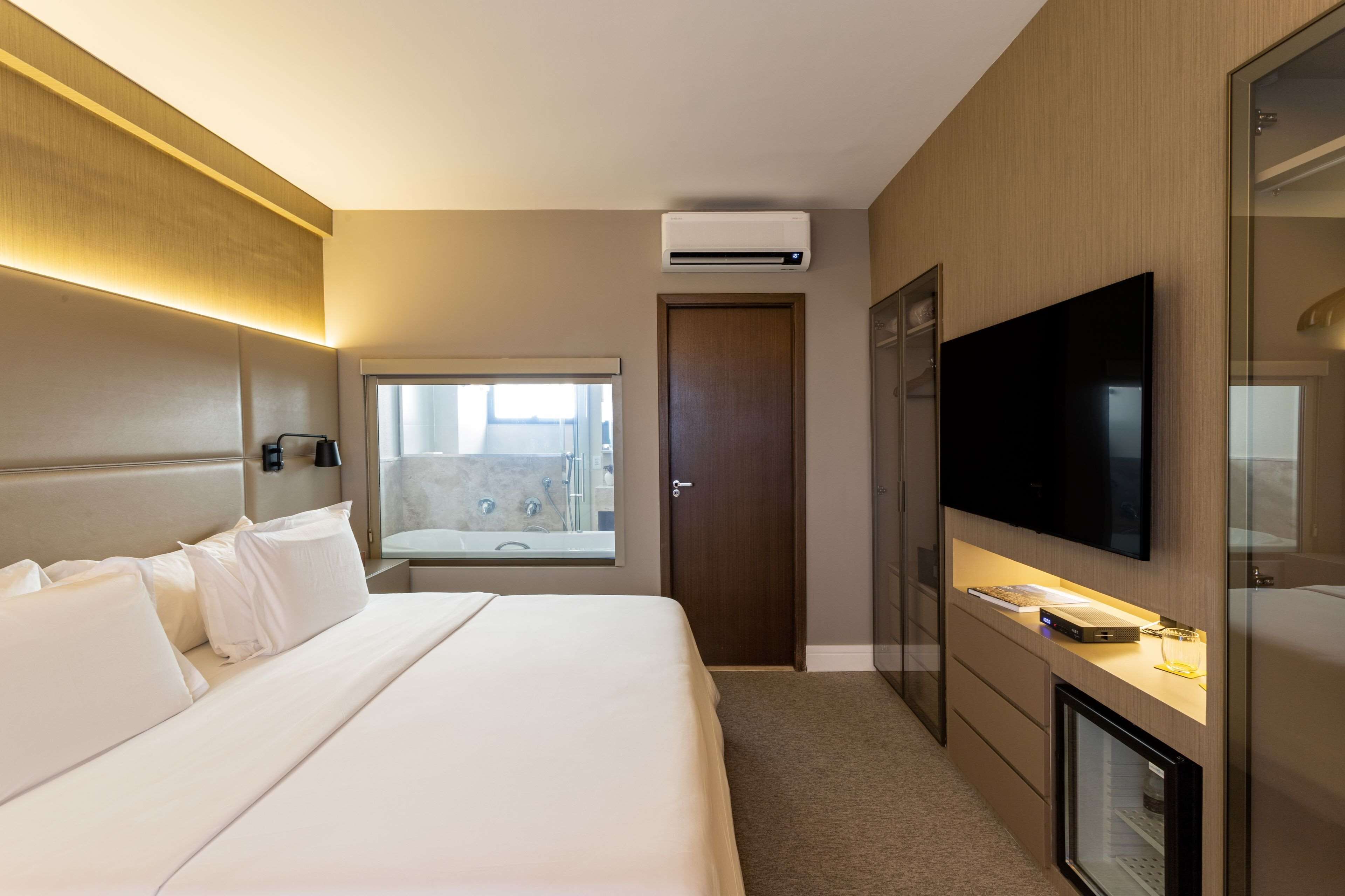 Suíte, 1 cama King | Frigobar, cofres nos quartos, escrivaninha, cortinas blackout