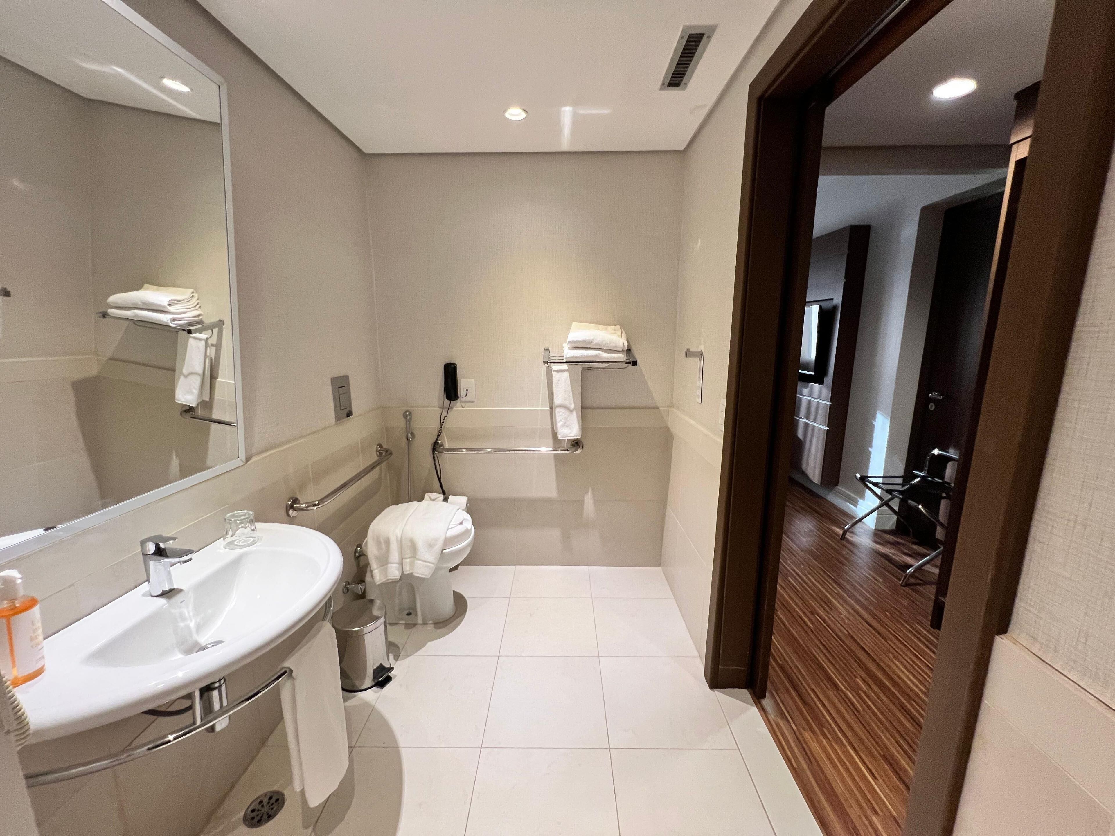 room, 2 single beds, mobility accessible | accessible bathroom
