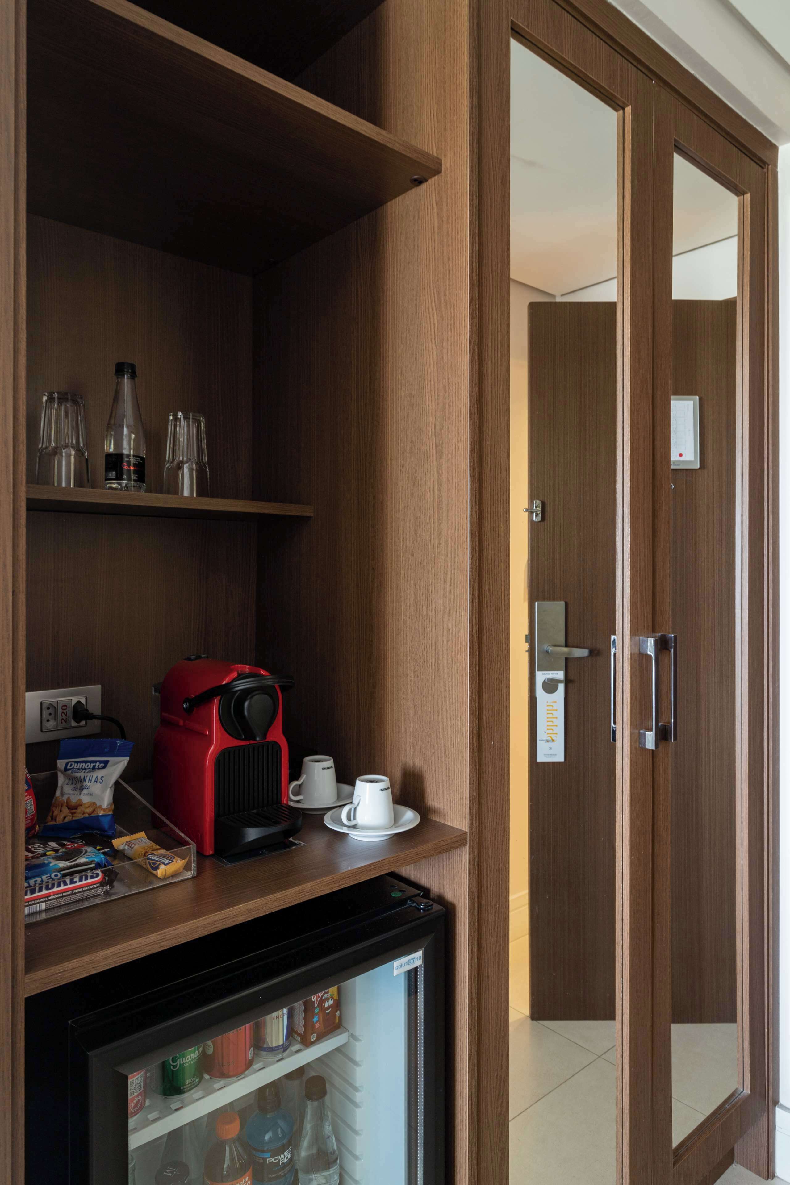 deluxe room, 1 king bed | minibar, in-room safe, desk, blackout curtains