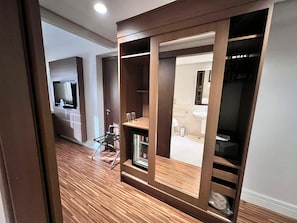 Kamer, 2 eenpersoonsbedden, toegankelijk voor rolstoelgebruikers | Een minibar, een kluis op de kamer, een bureau, verduisterende gordijnen