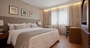 디럭스룸, 킹사이즈침대 1개 | 미니바, 객실 내 금고, 책상, 암막 커튼