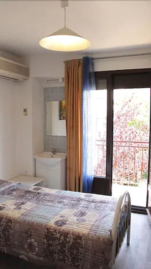 Single Room | Minibar, in-room safe, iron/ironing board, free WiFi