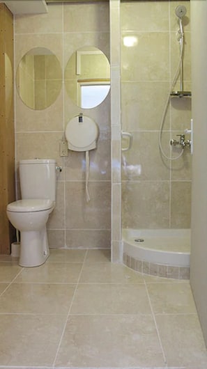 Triple Room 3 Single Beds. 3 people Max | Bathroom