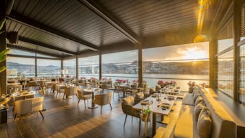3 restaurants; breakfast, lunch, and dinner served