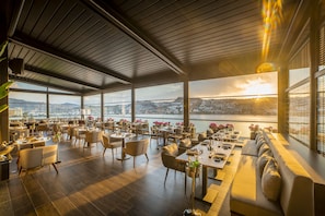 3 restaurantes; se sirven desayunos, almuerzos, cenas y sushi
