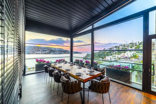 3 restaurants; breakfast, lunch, and dinner served