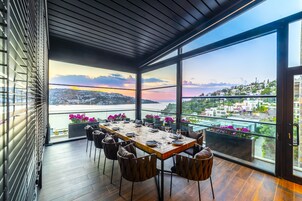 3 restoran, kahvaltı, öğle yemeği, akşam yemeği sunulur, suşi 