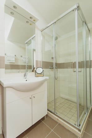 Triple Room, Private Bathroom | Bathroom | Shower, hair dryer, towels