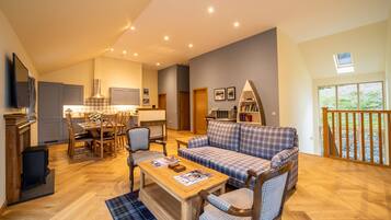 Whispering Pine Cabin | Sala de estar | TV