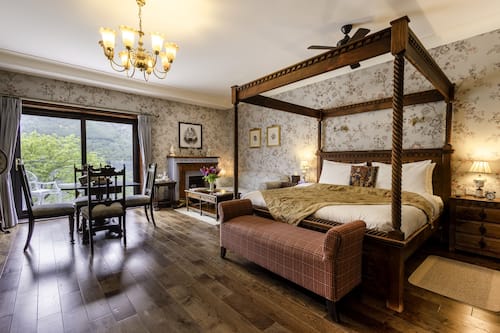 Four Poster Superior Suite | Premium bedding, down duvets, in-room safe, individually decorated