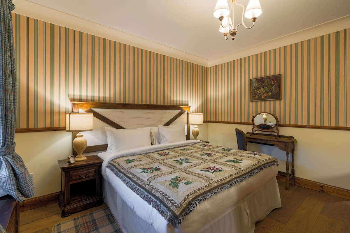 Deluxe Country Lodge - Pet Friendly | 1 bedroom, premium bedding, down comforters, in-room safe
