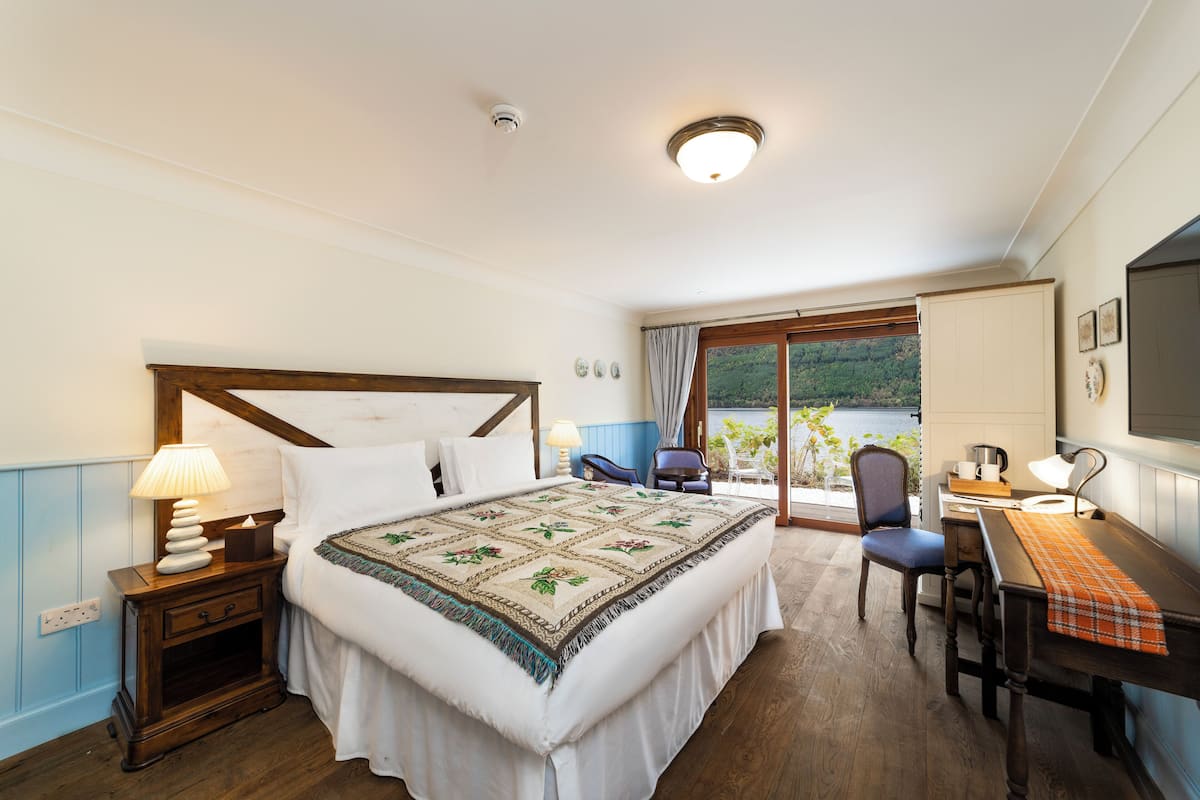 King Superior Room with Lake View | 1 bedroom, premium bedding, down comforters, in-room safe