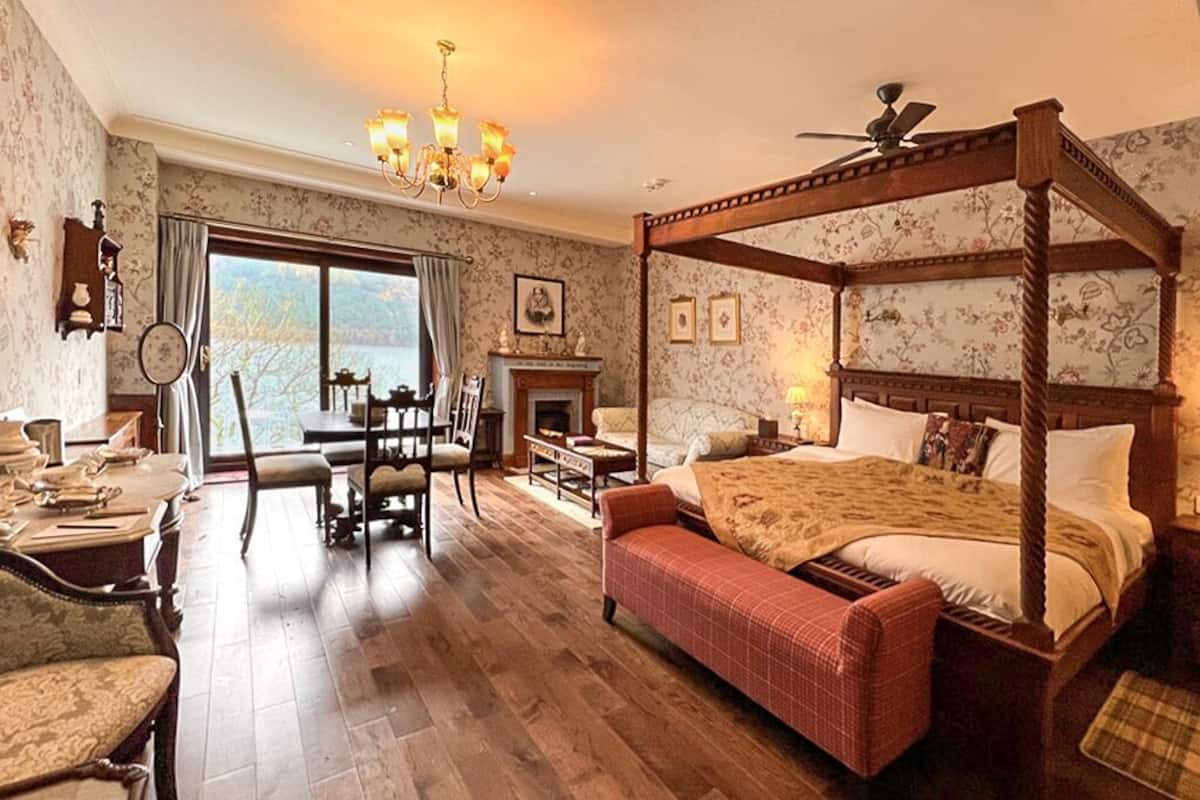 Premium bedding, down comforters, in-room safe, individually decorated