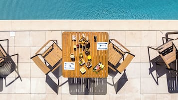 Daily buffet breakfast (EUR 20 per person)