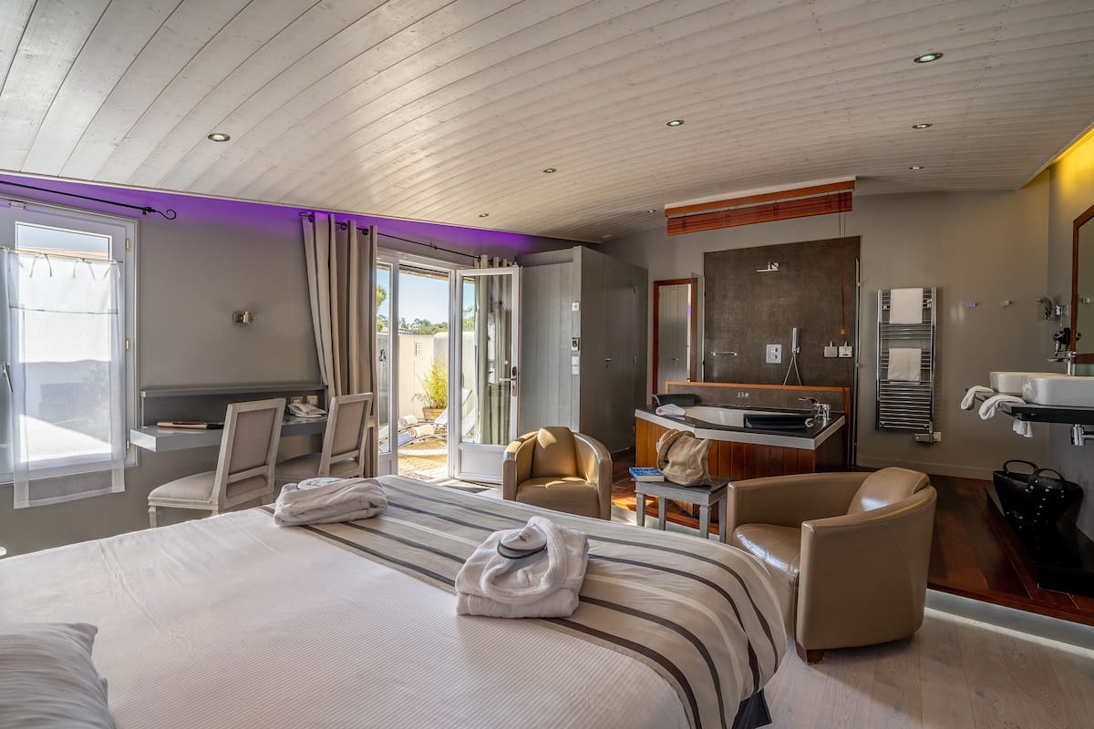 Luxury Suite, 1 Bedroom, Hot Tub | 1 bilik tidur, peralatan tempat tidur premium, bar mini