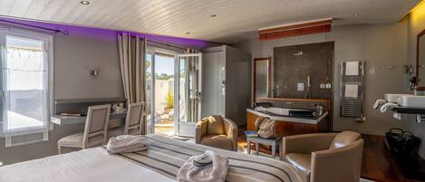 Luksussviitti, 1 makuuhuone, poreamme | 1 makuuhuone, ylelliset vuodevaatteet, minibaari, tallelokero huoneessa