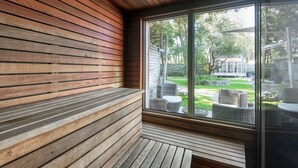 Een houten bankje met uitzicht op een tuin en tuinmeubilair.