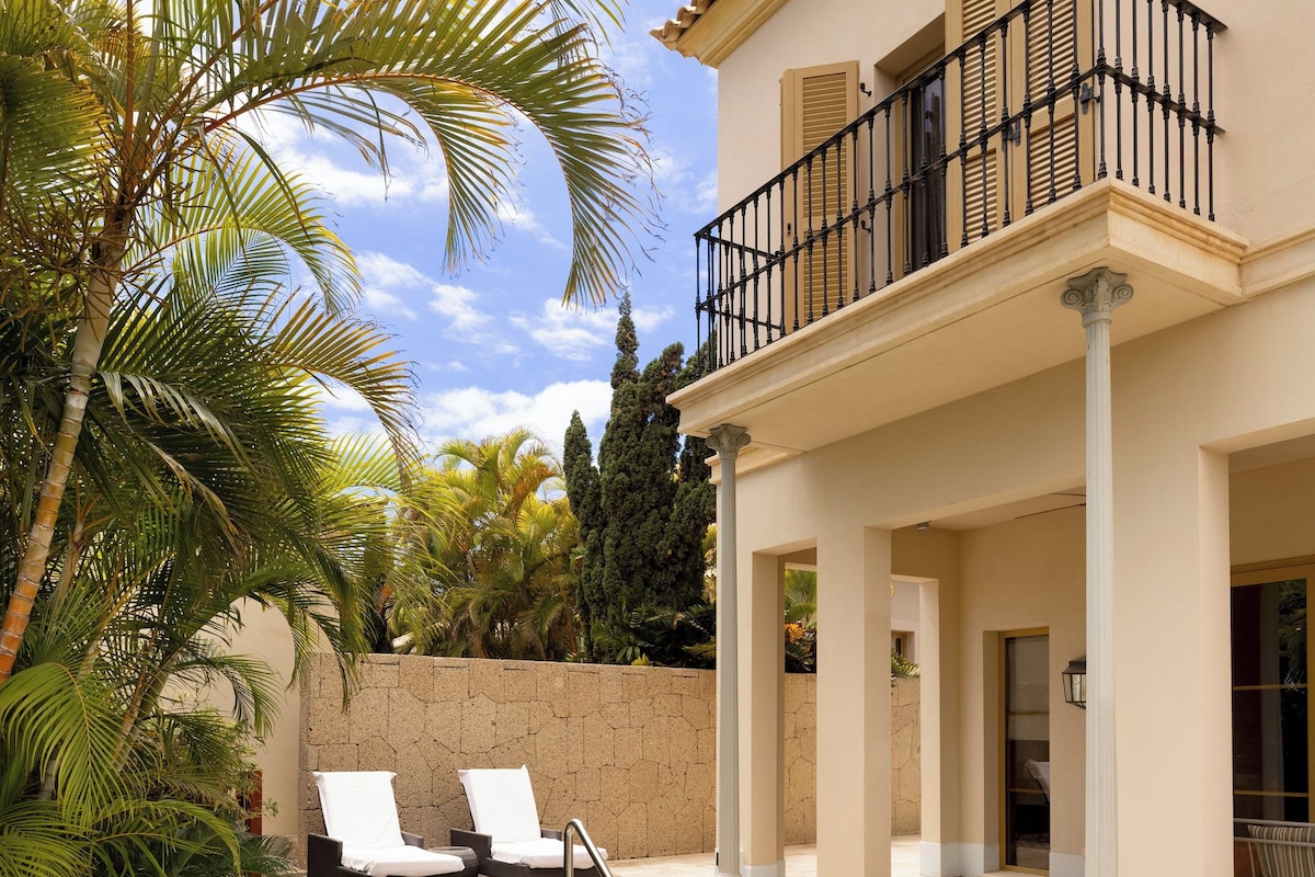 Basseng | 4 utendørsbassenger og bassengparasoller