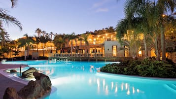 4 piscinas al aire libre, sombrillas
