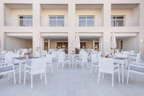 3 restaurants, breakfast served