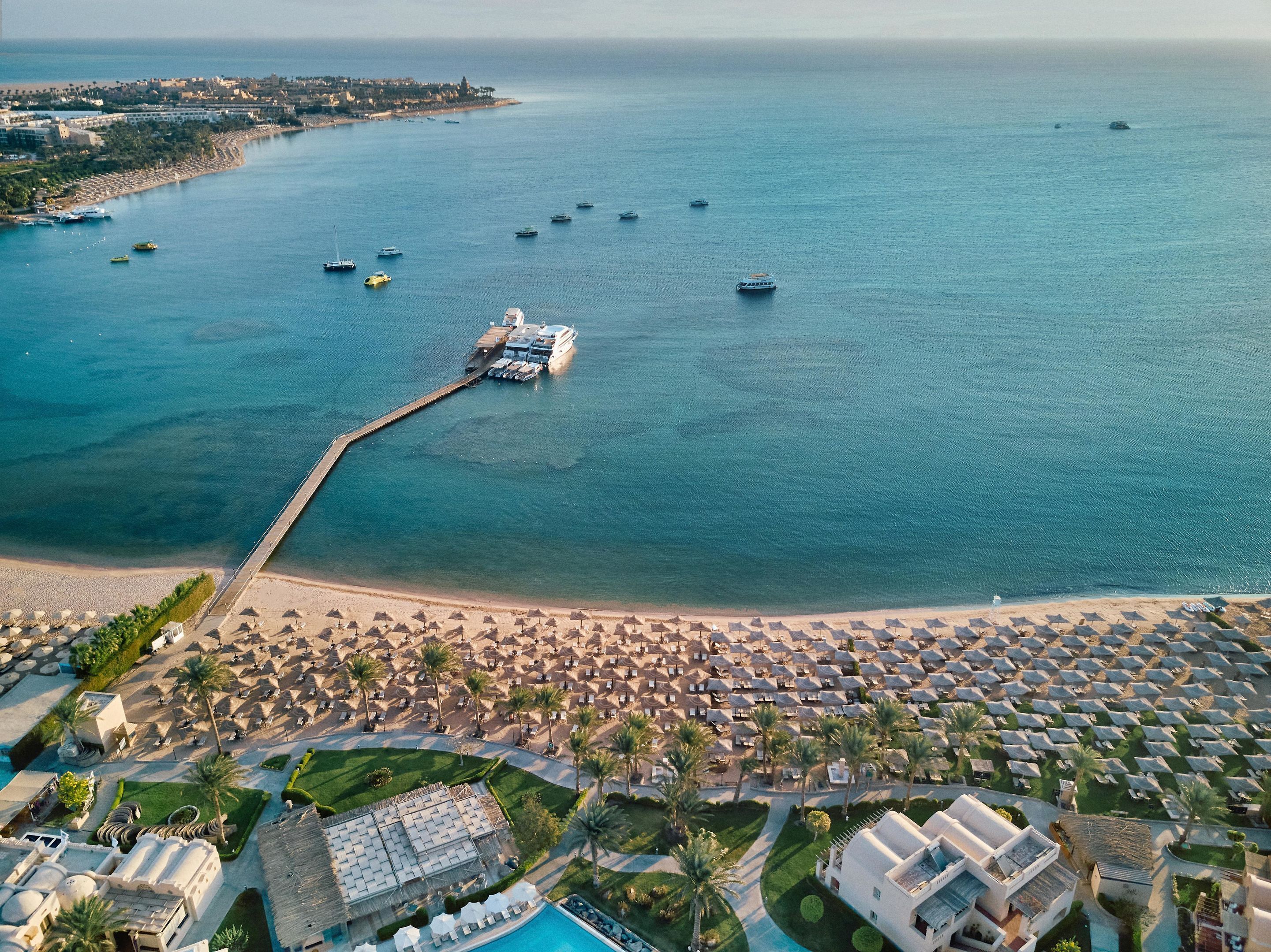 Beach nearby, white sand, free beach shuttle