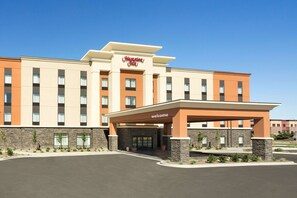 A Hampton Inn hotel with a modern facade, a covered entrance, and a landscaped entrance area. - Hampton Inn Kennewick at Southridge (Kennewick)
