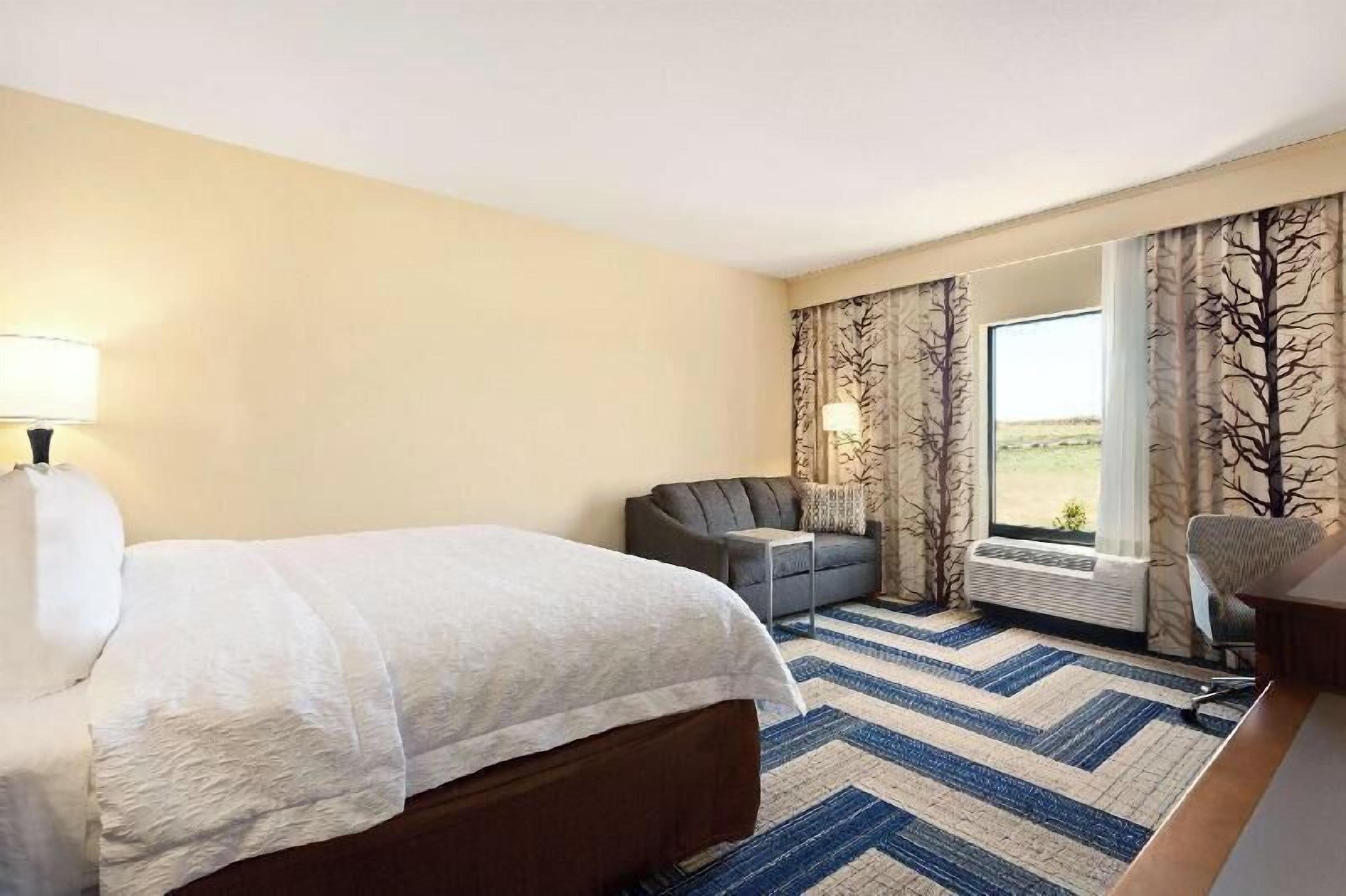 Egyptian cotton sheets, premium bedding, pillowtop beds, minibar