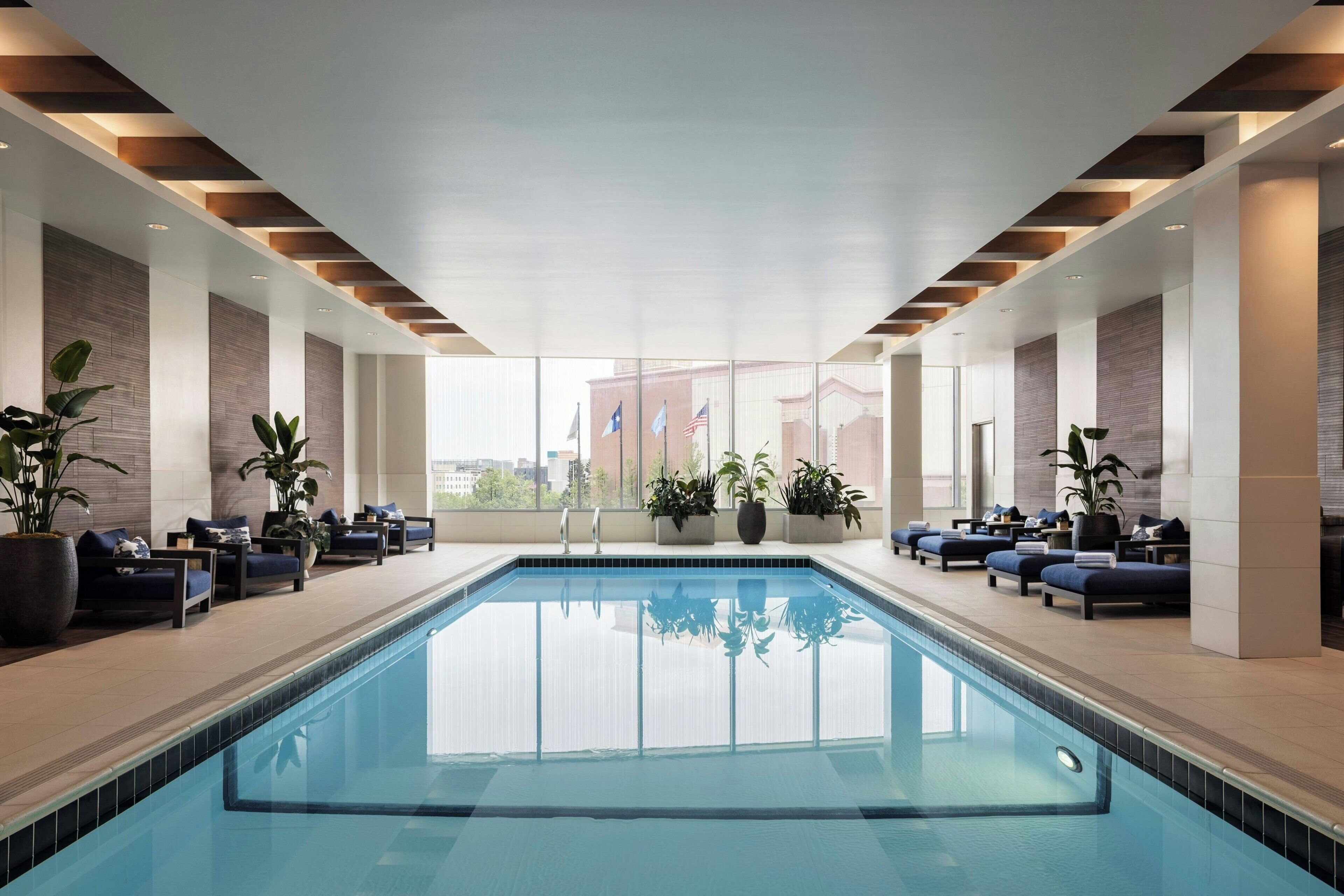Una piscina techada, sillones reclinables de piscina