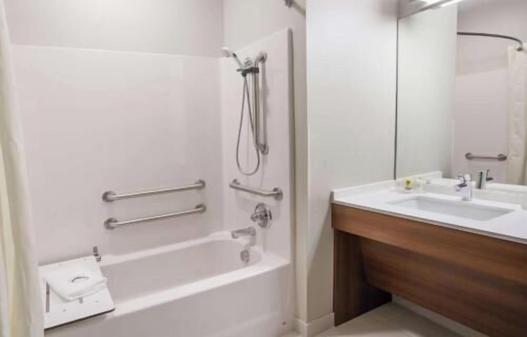 Badrum | Badkar/dusch, gratis toalettartiklar, hårtork och handdukar