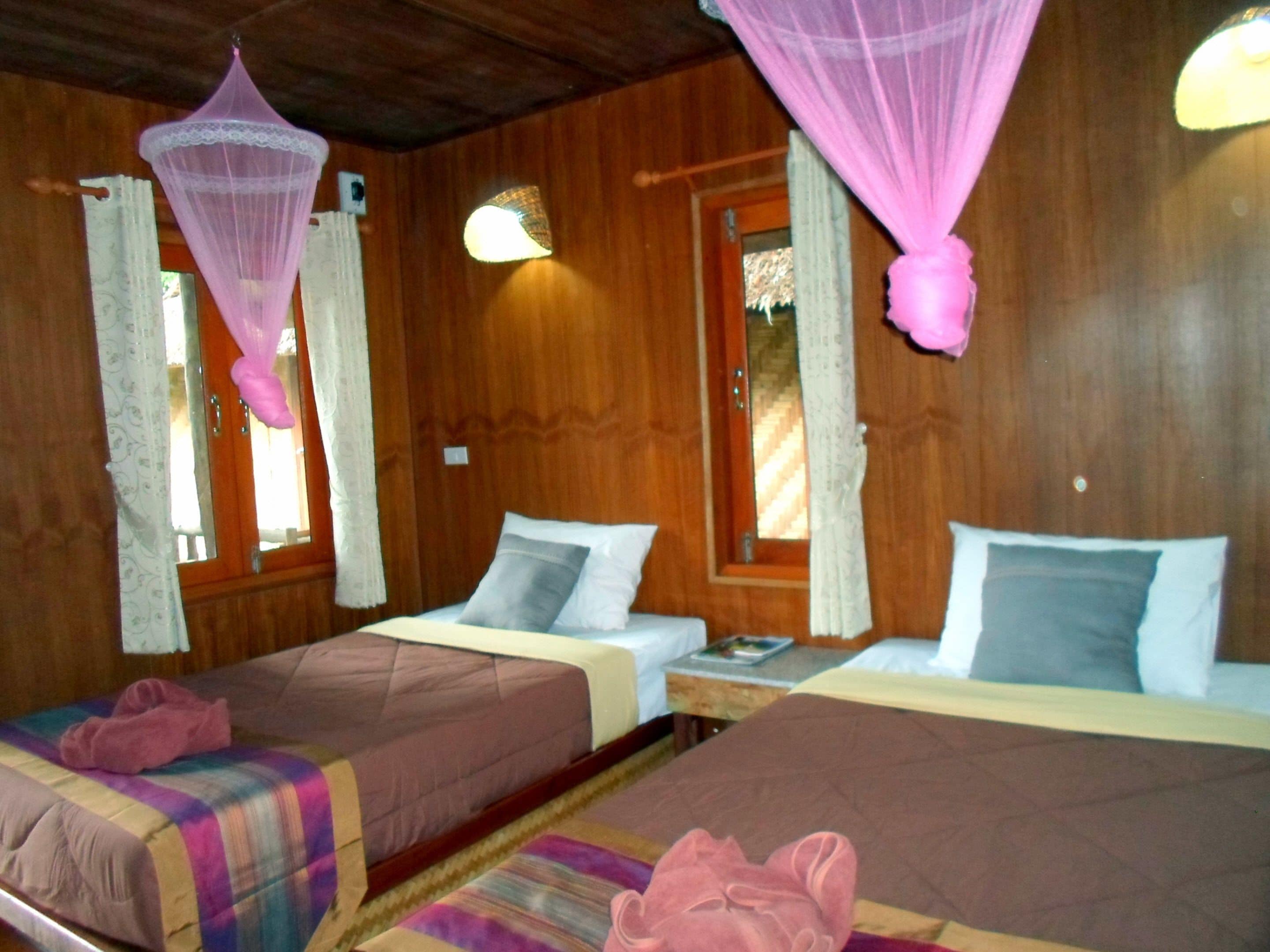 standard bungalow, garden view (with air-con) | desk